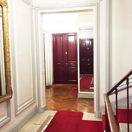 Champs Elysees Exceptional 1 Bedroom Apartment